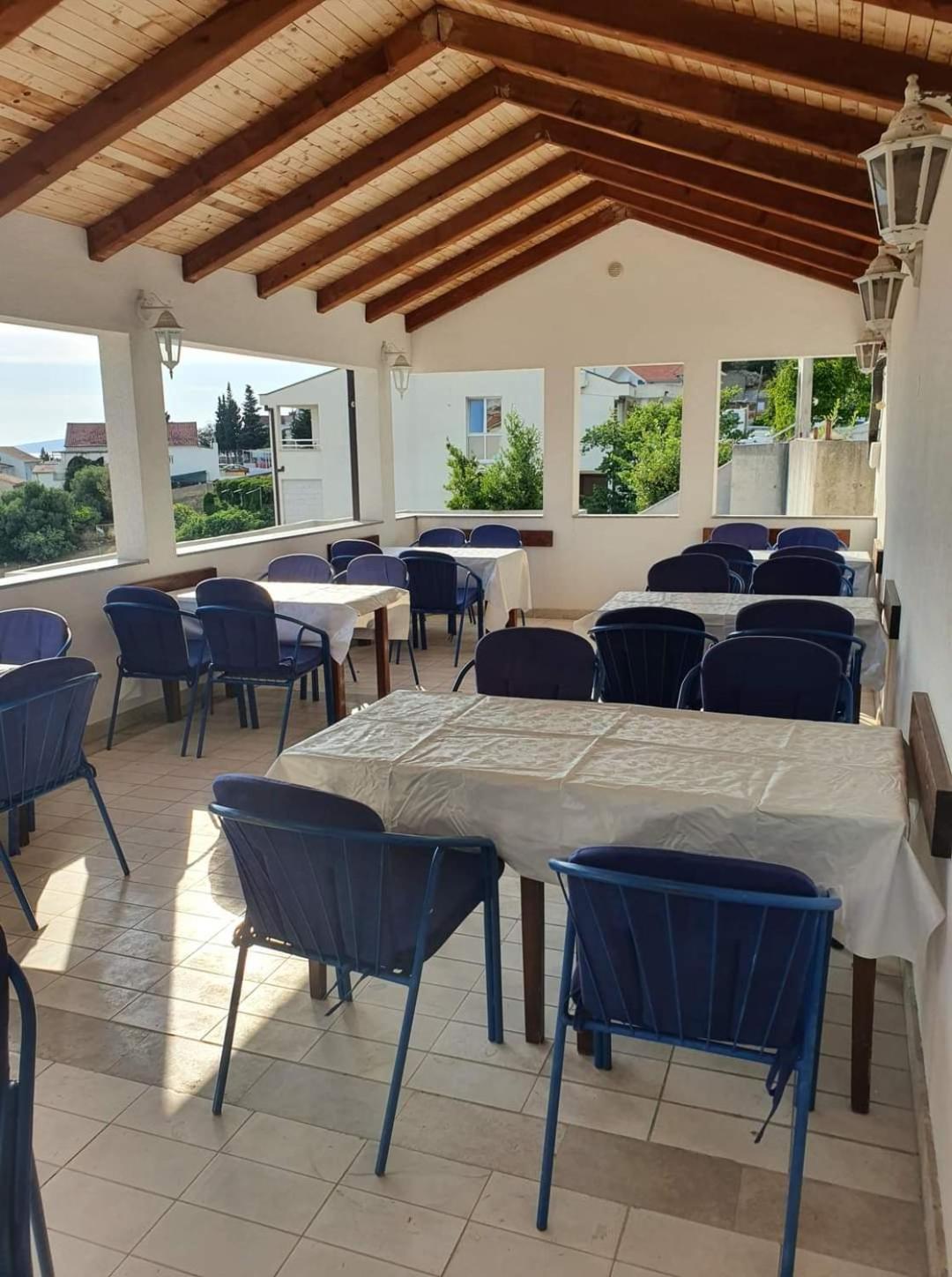Vila Lidus Brist Exterior foto